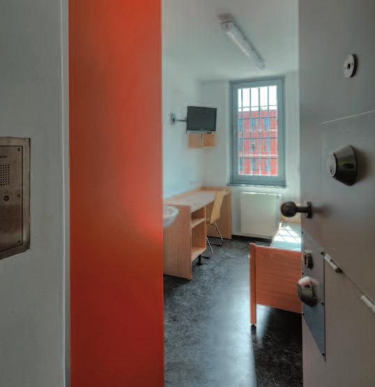 Prison cells are functionally optimized with the building management system GAMMA instabus. Presence-based extractor fan systems ensure a pleasing room climate in sanitary areas.