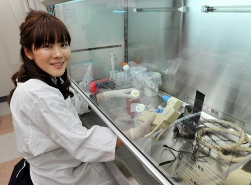 A young woman researcher in Kobe