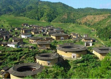 268 Figure 1: Figure 2: A residential area of Tulou in Chaozhou. Residential group of the house package type in Shantou. 3.