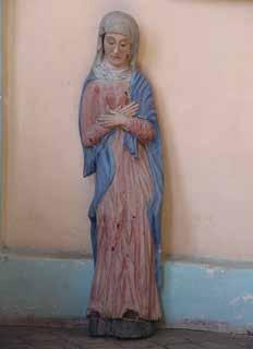 Pertvarkant bažnyčią, Marijos skulptūra galėjo būti perkelta į kapinių koplyčios altorių ir ilgai naudojama. Apie tai liudija ant veido rasti šeši polichromijos sluoksniai.