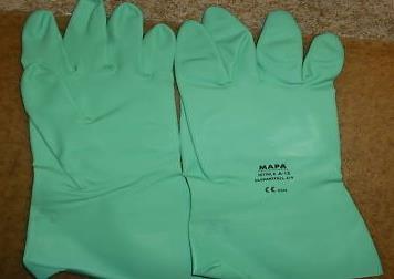 apron and be careful to hang it. If it has any liquid in the apron, use a wipe to dry it. Do not leave inside out. Apron Face Shield Chemical resisted Gloves 4.