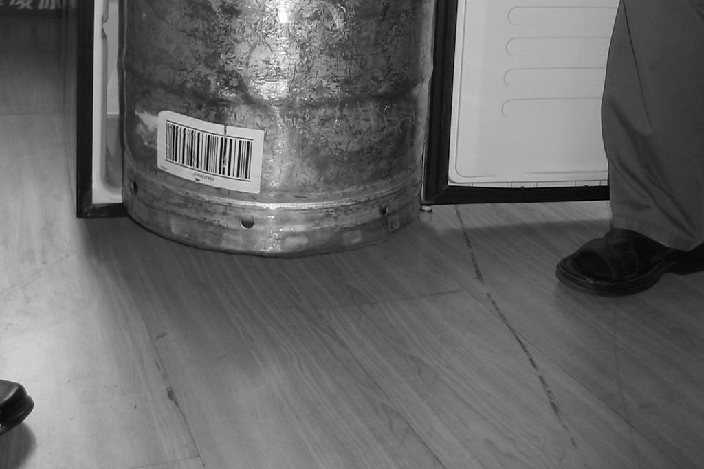 Installation of the Beer Keg Position the beer keg directly in front of the open door.