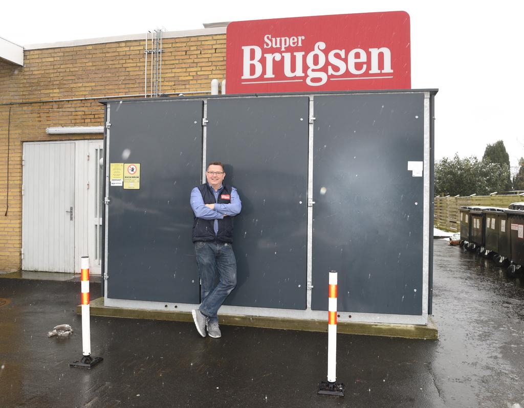 Store manager Per Beierholm in front of his new heat recovery unit from Danfoss. He produces heat for the store s own consumption and for roughly 15 households. Last year, he saved EUR 12.
