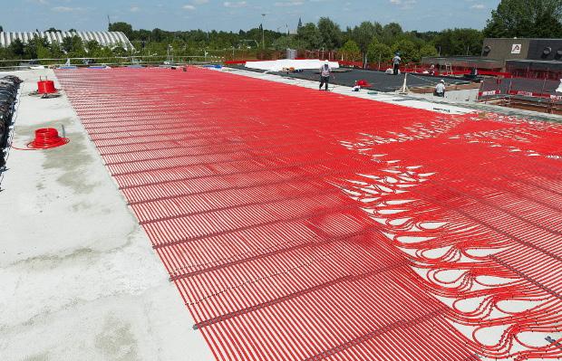 heat pump, residual heat is recovered from the shower water and waste water of the swimming pool; the remaining heat demand is filled to a large part by a heat pump connected with the energy roof: a