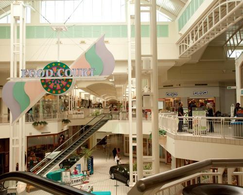JCPenney, Macy s and Sears anchor the mall. Opened in 1974, the mall was renovated in 1989 and again in 2003. General Growth Properties is the current owner and operator of Altamonte Mall.