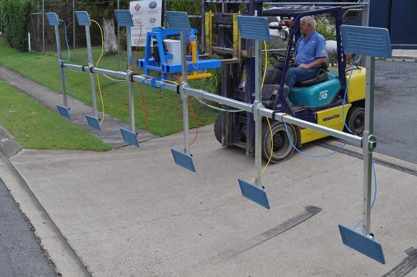 The units are available with or without tilt, both manual and powered. Slew is also available giving even greater ﬂexibility when placing product vertically or on uneven surfaces.