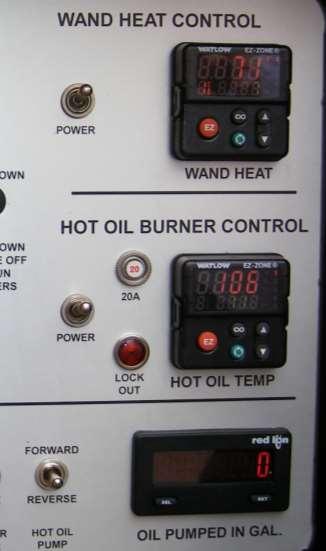 The temperature of the oil in the kettle is shown on an LCD digital display in the control panel.