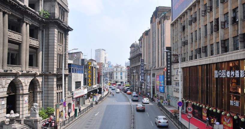 Zhongshan Avenue is located in the vanished wall of old Hankou, and has a history