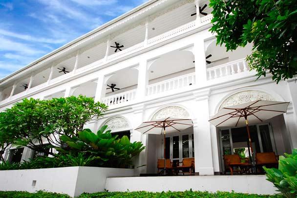 elegant whole. The side of the hotel is decorated with fine and delicate fretwork.