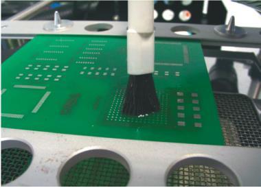pelusa) to remove residual flux from the soldering points. 4.