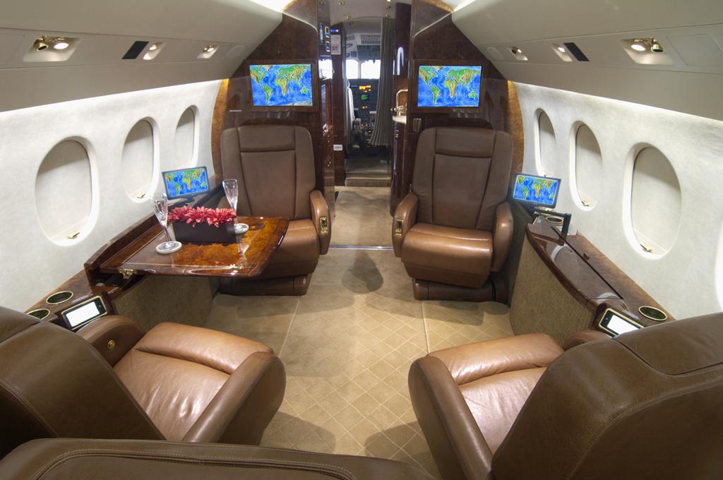 +852 2868 6807 Mpls, MN - - - - - - - +1 612 238 3870 Club Grouping in Forward Cabin www.jetcraft.