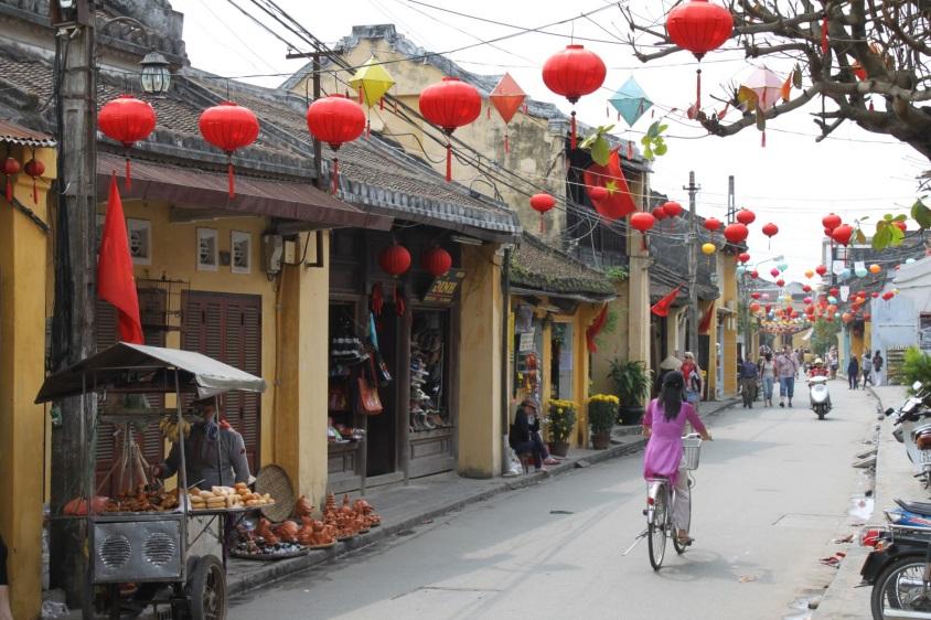 INNOVATIVE INSTITUTIONAL APPROACH TO SMART & GREEN CITY Create motivation by providing win-win solutions Hoi An Eco-city - Local assets (antique houses,