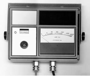VAMP Remote Alarm/Meter Victoreen Model 808R-100! Remote Alarm/Meter for use with Model 808E-100 VAMP Monitor! Three decade logarithmic meter! Fail-safe indication!