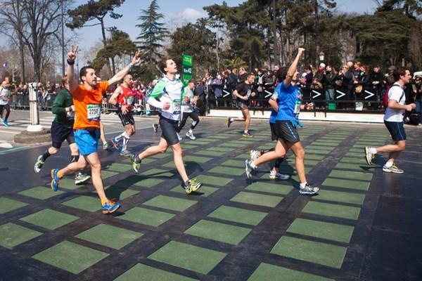 The tiles were installed over a 25-metre distance at the start point of the Paris Marathon, as well as around spectator viewing platforms where it generated almost 5 Kilo Watts of energy which can