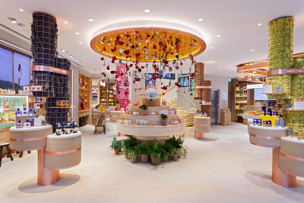 French natural beauty, skincare and fragrance brand, en Provence, commissioned retail design experts FutureBrand UXUS to create a retail experience in the brand s first flagship store on Regent