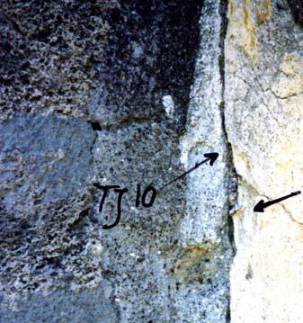 Sample no. 10 Location Cella, interior. South wall. At the pilaster at the SE side of the entrance. Decoration Last decoration. This layer butts against the decoration on the wall.