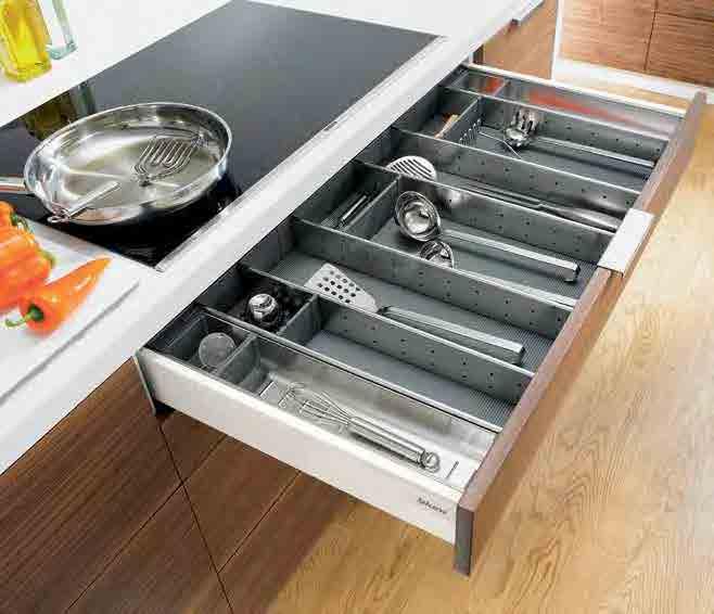 Cooking zone TANDEMBOX with ORGA-LINE provides easy access to contents.