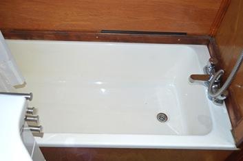 BATHROOM 4 8 x 4 The cabin bathroom has a white suite comprising: Suite: 4 hip bath with