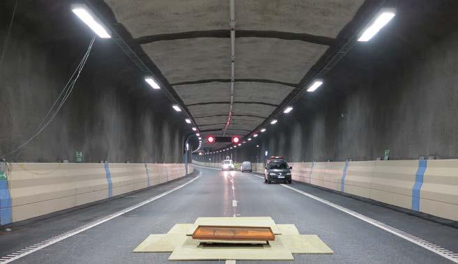 30 Figure 13 Test setup for Test 1-16 at the Roslagstunnel test site (Northern Link tunnel). Figure 14 Test setup for Test 1-16 (here Test 2 at ignition) at the Roslagstunnel test site. 6.3.1.2 Large-scale test in Gärdestunneln The tunnel geometry at the second test location was different than at the first one at the Roslagstunnel.