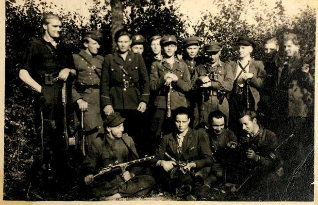 36 Laikas Narsūs Rokiškio krašto Vytautas Ikamas partizanai Partizanų vadas Motiejus Paškonis-Don Kichotas (stovi pirmas iš kairės) su Aukštaitijos partizanais.