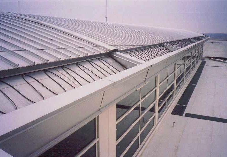 solutions that make a building winter safe ROOF & GUTTER DE-ICING COMMERCIAL / SPECIFICATION Raychem's advanced, high performing roof & gutter de-icing systems are often specified for buildings and