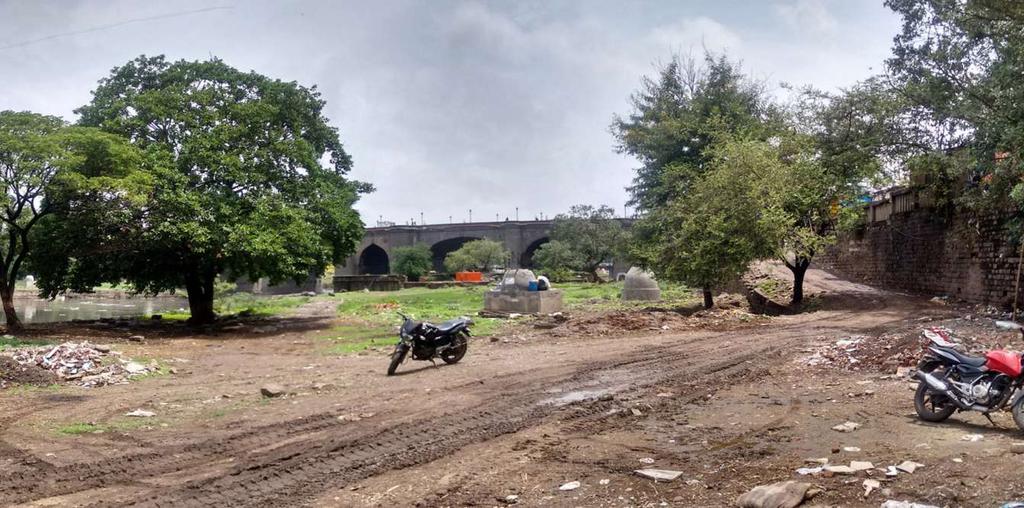 Pune River Rejuvenation Project 148 4.4 Activating the Riverfront and Placemaking Existing heritage structures The photograph shows the area near Shivaji Bridge.
