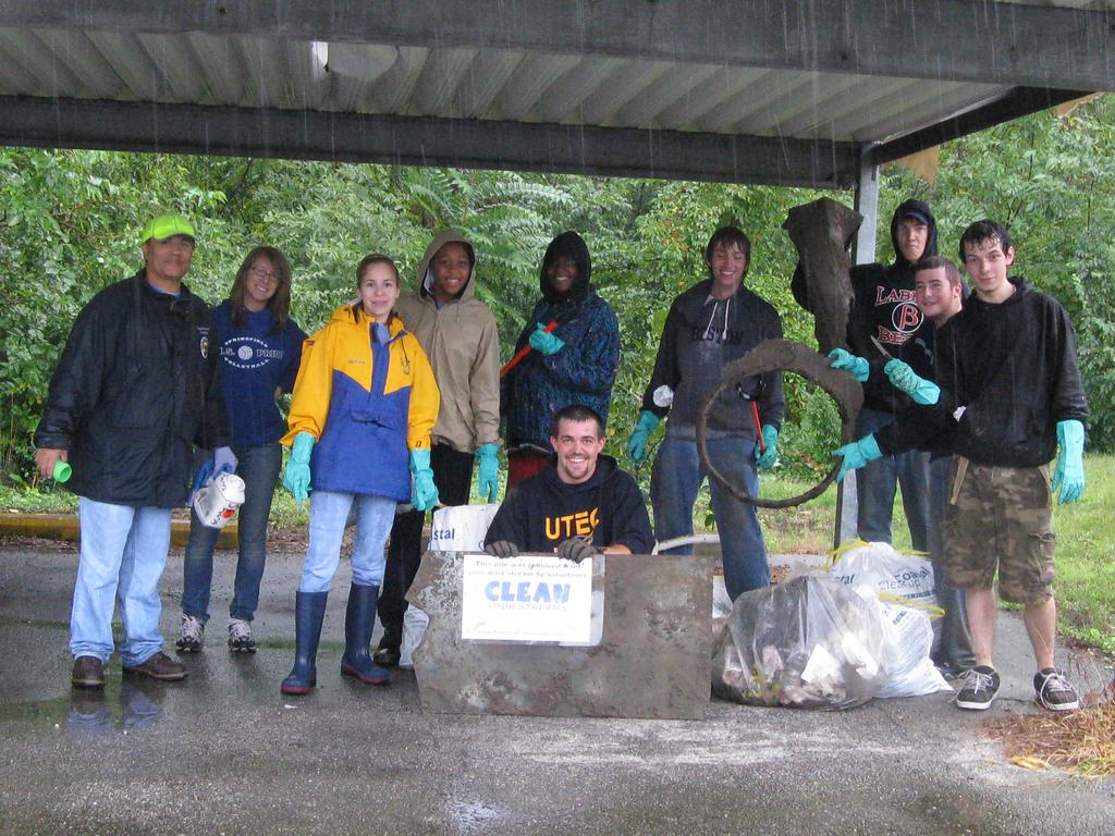 Student Involvement On September 13, 2008 a total of 195 volunteers (including numerous student organizations) assisted with stream bank cleanup activities along the Ottawa River on campus and in