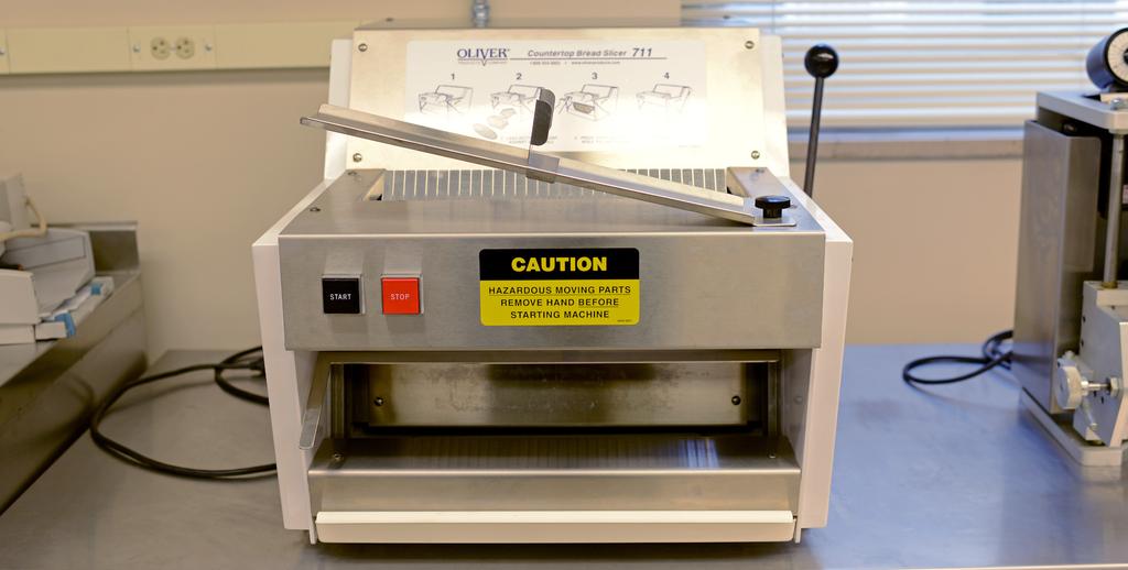STANDARD OPERATING PROCEDURE Bread Slicer, Countertop Model: 711 Manufacturer: Oliver Products Company Location: Processing Lab, 1384 Food Sciences Building Publication Date: 03/26/2014 Iowa State