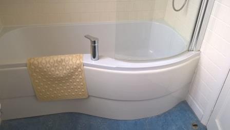 P-shaped bath: 550mm high; 590mm minimum internal width; 1600mm internal length Electric