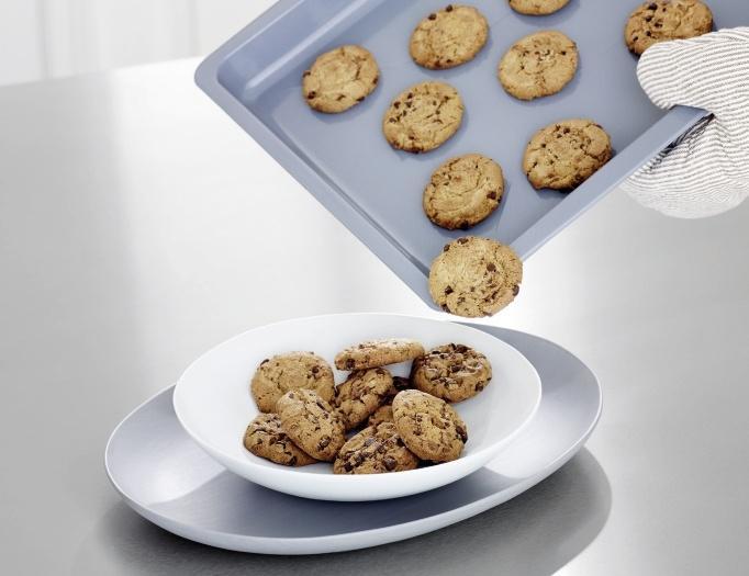 OVENS 163 MAGIC TRAY A special surface prevents food from sticking to the tray, minimising clean-up efforts after