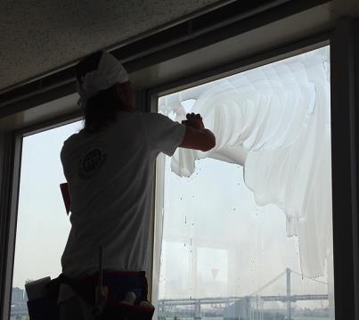 Edges of window require special attention (more silicon) 2)Remove Glass Cleaner 3)Wipe off the paper towel 2)Wipe off the glass cleaner with squeegee.