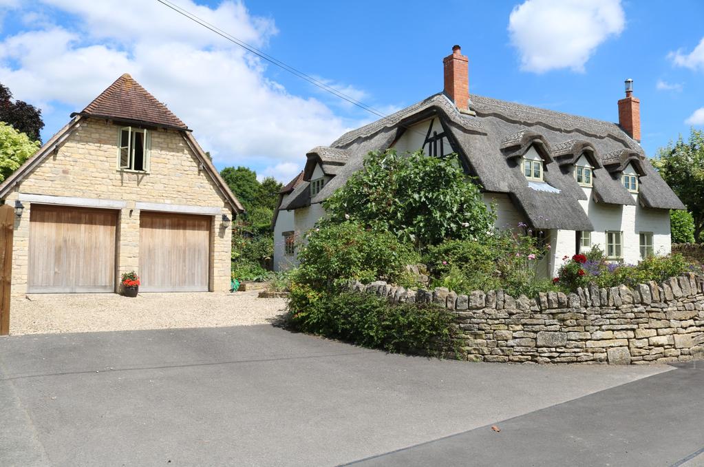 uk The Thatch Chapel Lane Westmancote Nr Tewkesbury GL20 7ER For Sale by Private Treaty Guide Price 675,000 A BEAUTIFULLY PRESENTED PICTURESQUE GRADE II LISTED THATCHED AND EXTENDED THREE BEDROOM