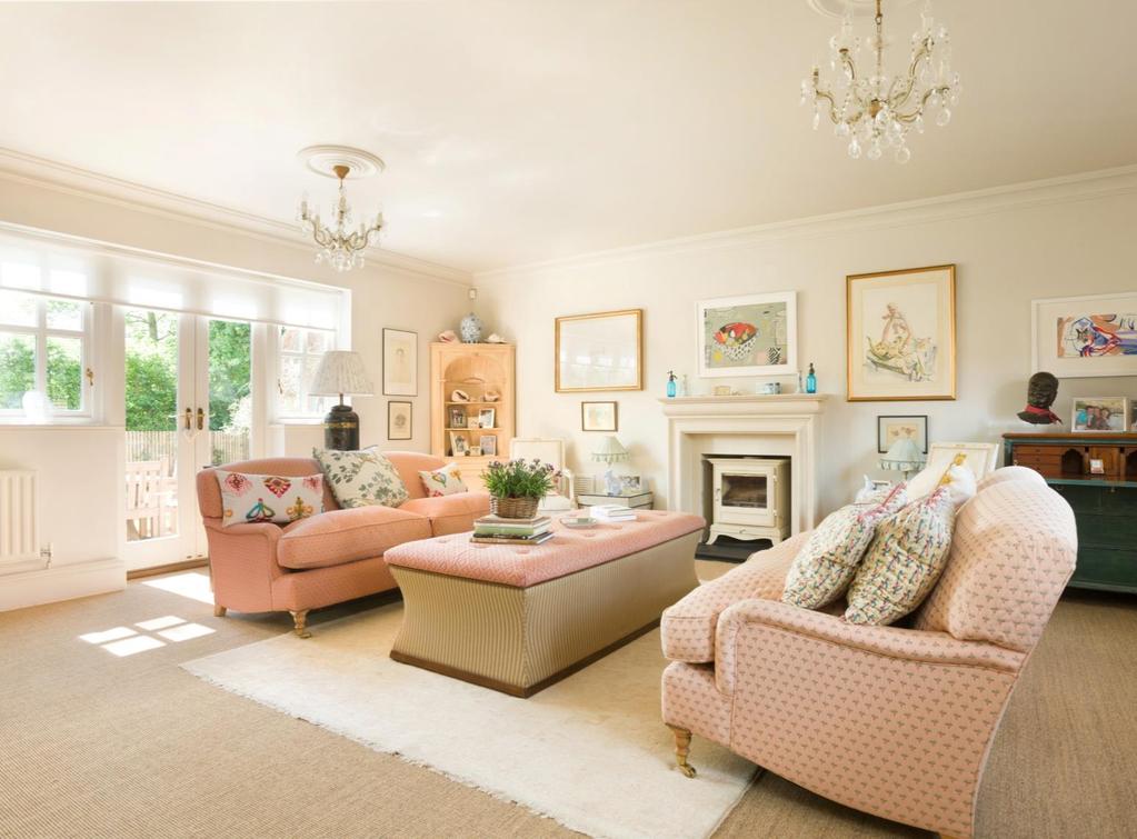 OLDBOROUGH DRIVE LOXLEY STRATFORD UPON AVON WARWICKSHIRE CV35 9HQ Five bedroom detached property of class and distinction with double garage having a teenager / au pair s flat above and backing onto