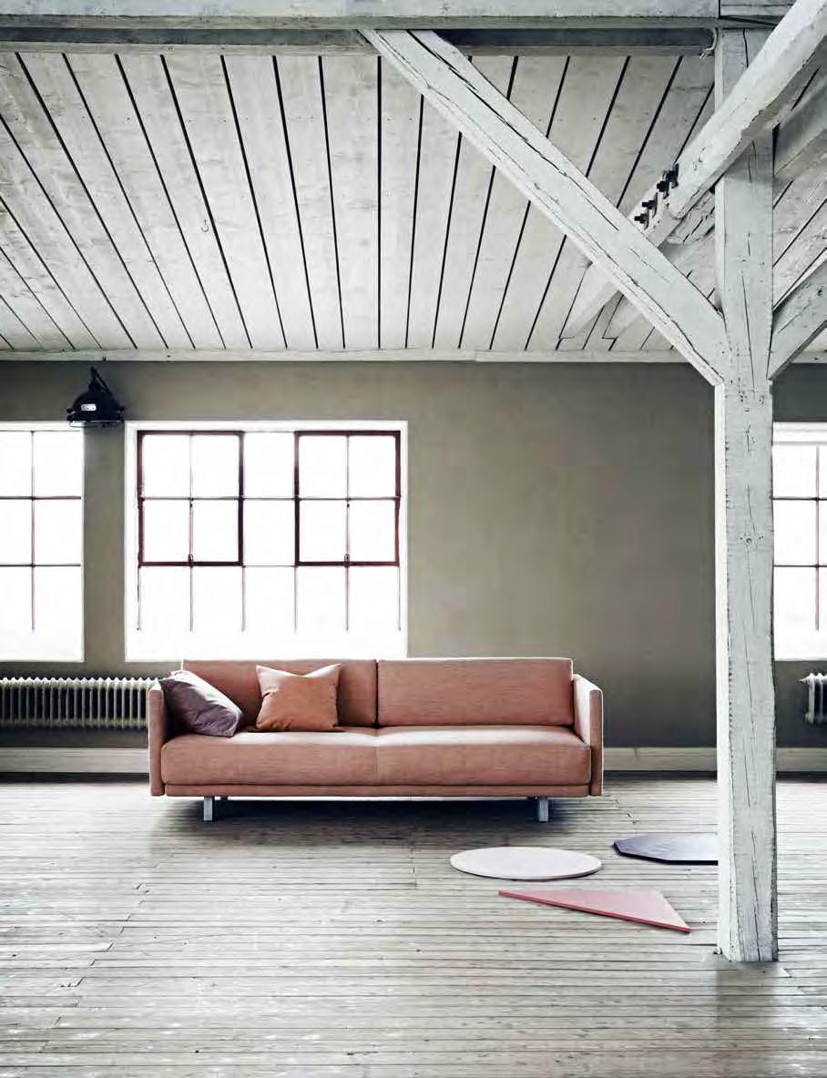 MONDO COMPACT AND CLASSIC DESIGN THE NARROW ARMRESTS AND LEGS GIVE THIS SOFA A SIMPLE AND ELEGANT LOOK.