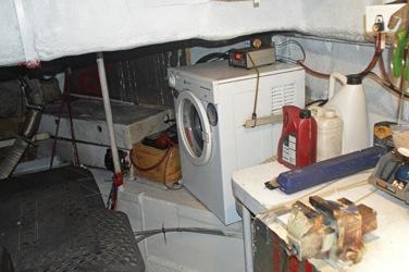 WORKSHOP/ ENGINE ROOM 5 5 x 6 3 Aft of the galley is the engine