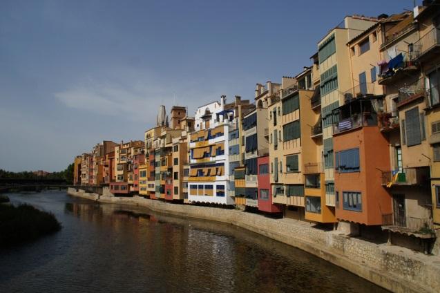 variety. Nowadays, there are many visitors to see the colorful streetscape of Girona.