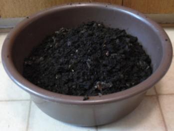 Using Vermicompost Sprinkle into a seed row when planting When transplanting, add a handful of vermicompost to the hole.