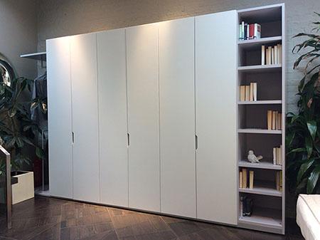 SLEEPING Wardrobes GAP WARDROBE Partner: OLIVIERI Finish: Matt lacquered exterior: colour Lino matt for the units in the middle, and Grigio matt of the open terminals on the right and left side /