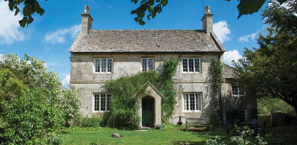 MILL HILL FAR M SHERBORNE, GLOUCESTERSHIRE A RARE COTSWOLD GEM Northleach 3 miles, Stow on the Wold 6 miles, Cheltenham 17 miles, Cirencester 15 miles, Oxford 23 miles (all mileages approximate) Hall