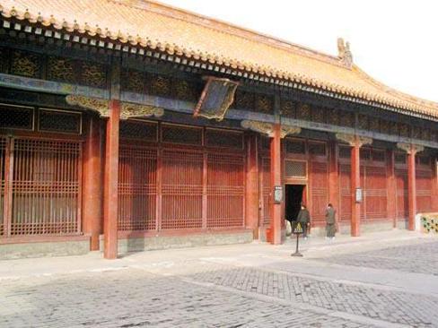 : It was made to perform sacrificial rites, served as the audience hall, and for Emperor Qianlong s use after the abdication.
