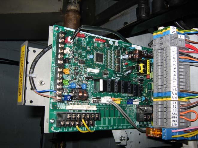A Mitsubishi Electric Interface PCB is located within the left hand end of the Thermoscreens Dry Cooling Unit to provide communication between the Outdoor Unit and the Dry Cooling Unit.