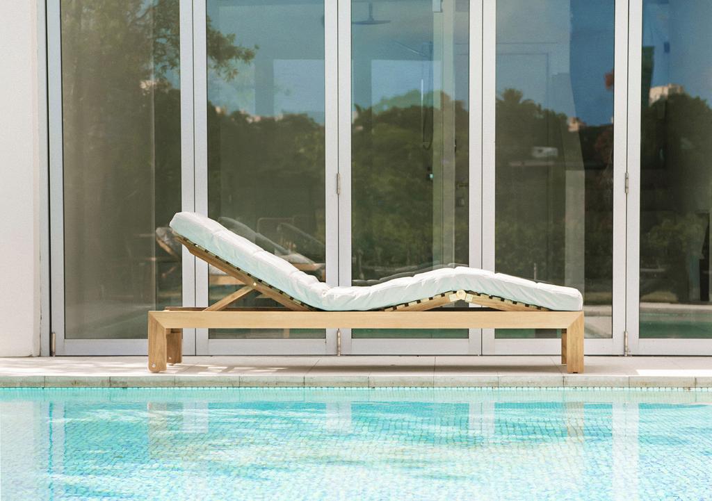 Azure Lounger / Azure Simplicity and comfort is the core feature of the Azure lounger. Simplicity relates to the clean and clear geometric outline of the wooden lounger.