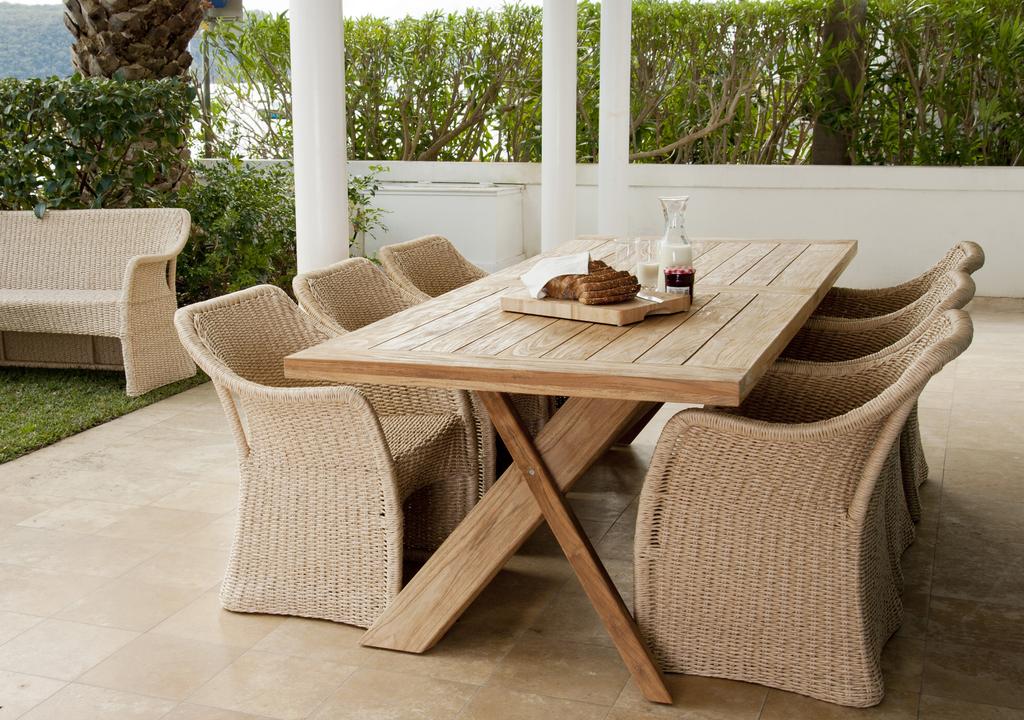Knox Table / Knox The Knox table is designed to be an elegant centrepiece that easily suits most outdoor spaces.