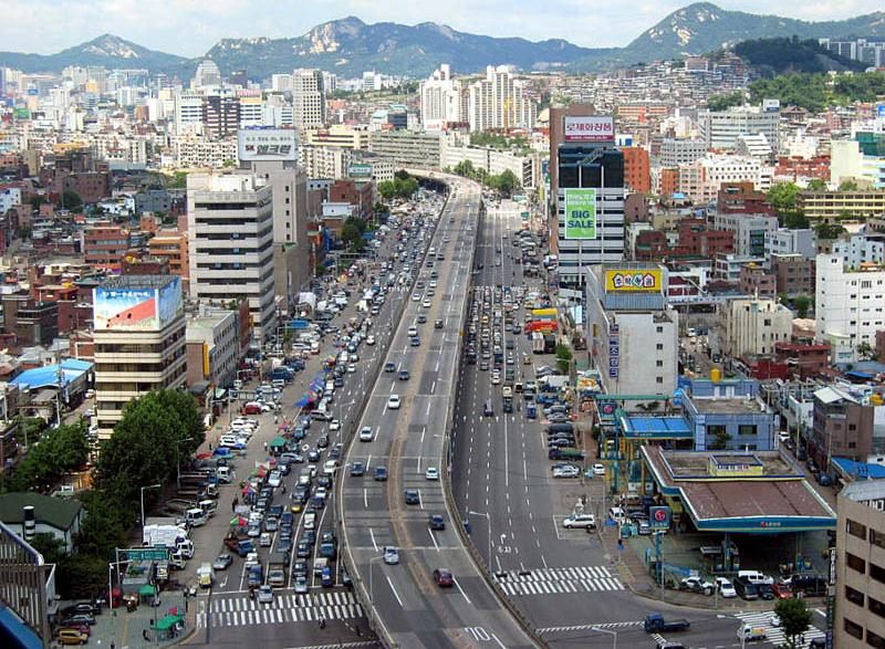 To this end, the Cheong gye cheon was paved over, and a two-story expressway was built above the river bed, featuring a total of 12 traffic lanes.