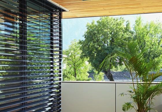 The innovative ECN -system piles up the slats to exact stacks. The outdoor blinds with wire tensioning or rail guiding are very quiet and highly wind-resistant.