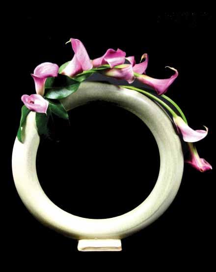 SEMI CIRCLE LINE Calla Lilies are easily draped over a circular vase to create this semi-circular line.