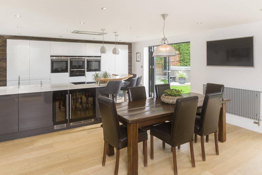 4 Bruces Way Stratford-Upon-Avon CV37 9JH A substantial five bedroom detached house presented to a very high standard with luxurious fittings and finishes.