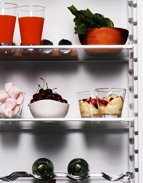 The premium glass shelves in the inner compartments of the fridge and the freezer helps to cool down quickly and