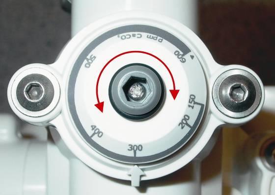 Delta uses ppm settings of CaCO3. (10 ppm CaCO3 = 1 fh) (1 dh = 1,78 fh) Adjust the hardness regulator to the measured value. This requires a hex key number 5. 4.