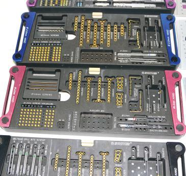 A full instrument set is included with over 600 screws and 40 plates.